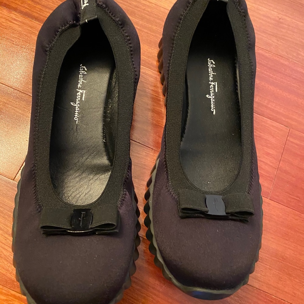 FERRAGAMO VARA BOW SLIPON SNEAKER SHOE. NEVER WORN